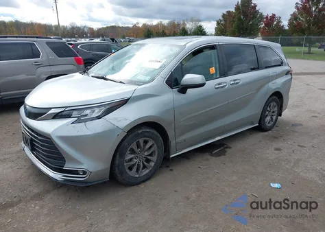 2021 Toyota Sienna Xle z USA, uszkodzony, nr VIN 5TDYRKEC6MS048256